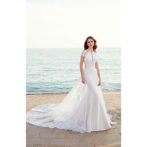 Allure Bridal Ivory/Nude Elegant Long Floral Train Wedding Dress NEW Size 10